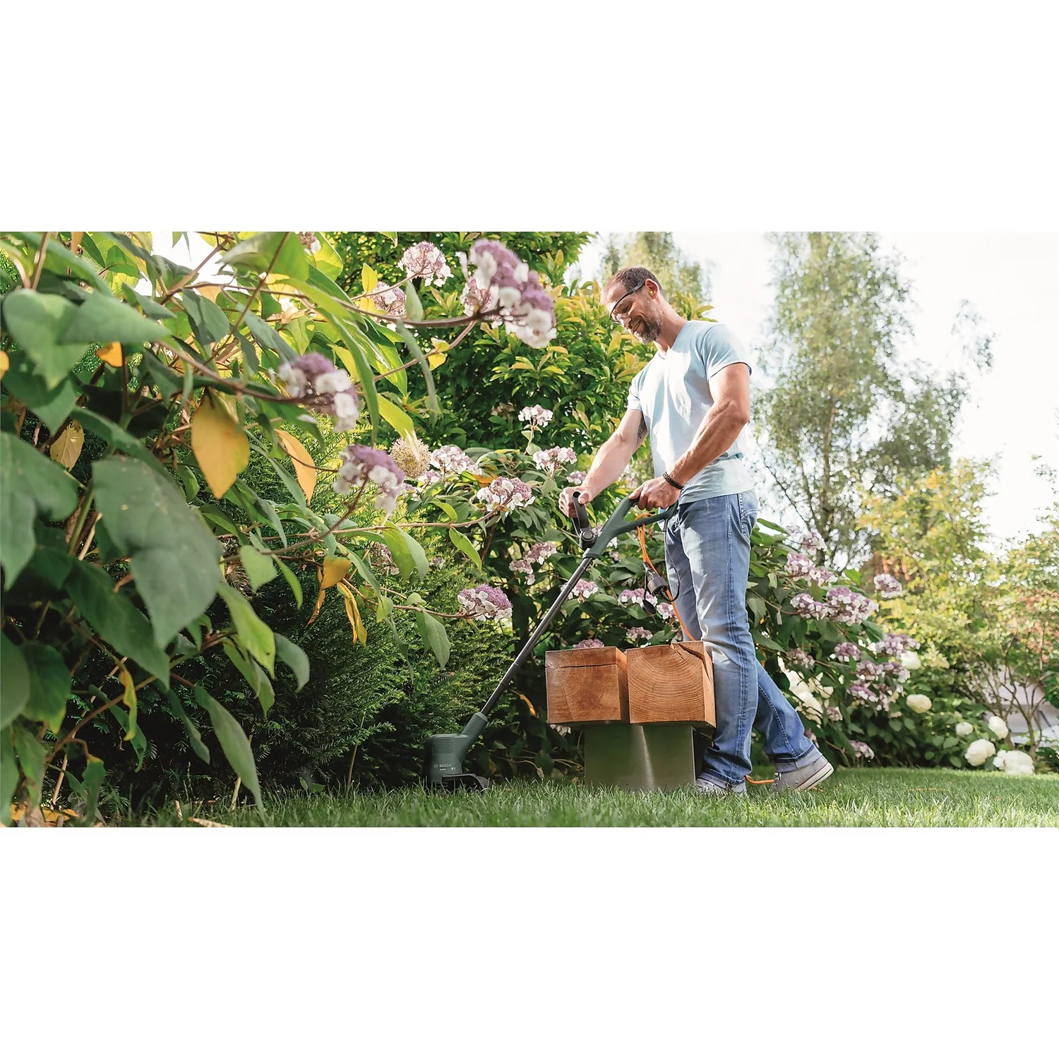 Bosch Easygrasscut 26 Corded Grass Trimmer 3 Bosch Easygrasscut 26 Corded Grass Trimmer - Image 3